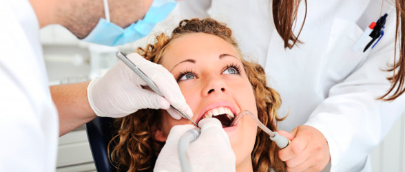 Centro Dental Valverdeño mujer en revisión dental