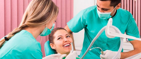Centro Dental Valverdeño odontólogos atendiendo paciente